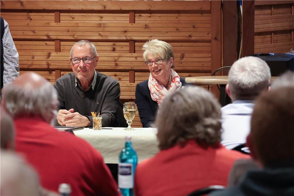 Susanne Breit (zweite Vorsitzende des Vereins) begrüßte Ludger Schnieder als neuen ersten Vorsitzenden im Vorstand des Kirchhellener Heimatvereins.