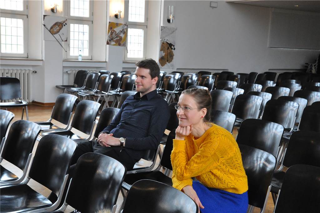 Lüner Schüler spielen Theaterstück speziell für Kita- und Grundschulkinder Susanne Hocke und Jan N. Schmitt schauen bei den Proben der Theatersteinis zu.