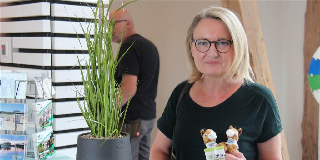 Neue Touristen-Info in Olfen: Besucher kaufen Esel für Island und Schnaps Susanne Läge hat zwei Esel als Gastgeschenk für ihre Tochter gekauft.