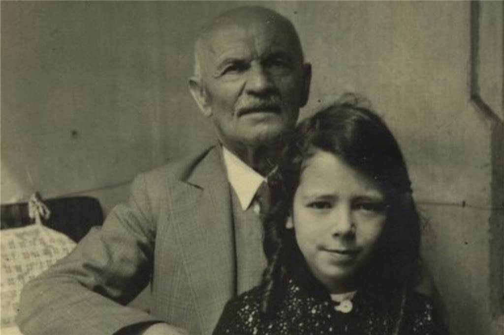 Provenienzforschung: So fand ein Gebetbuch den Weg zurück zur Besitzerin Susanne Schlome mit ihrem Großvater Hermann Schlome am 3.7.1939