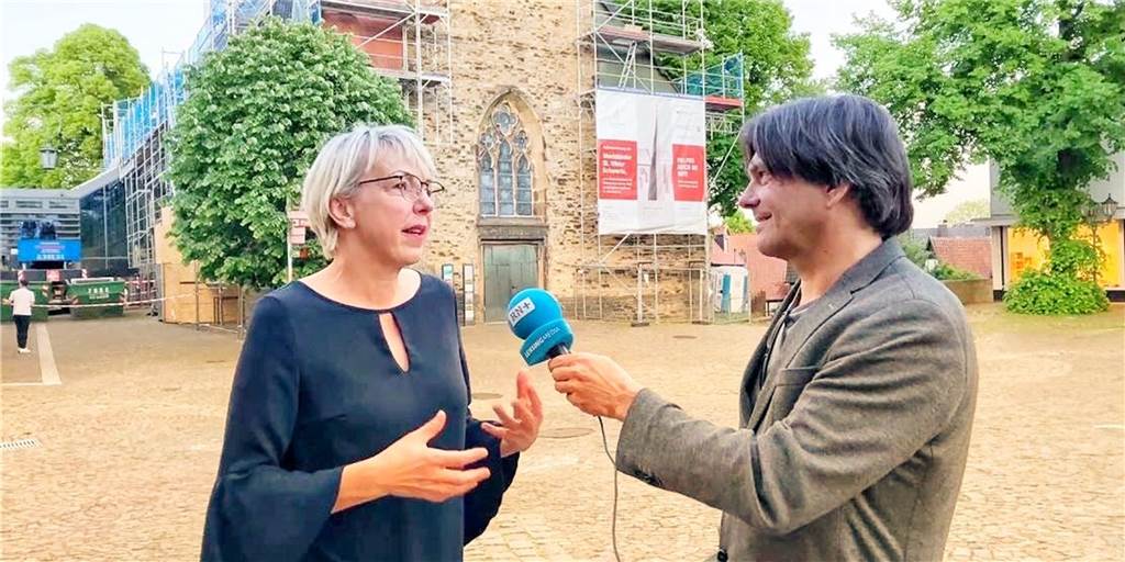Susanne Schneider (FDP) am Sonntagabend im Gespräch mit Heiko Mühlbauer. Da hatte sie noch gehofft, dass ihr Listenplatz für den Landtag reicht.