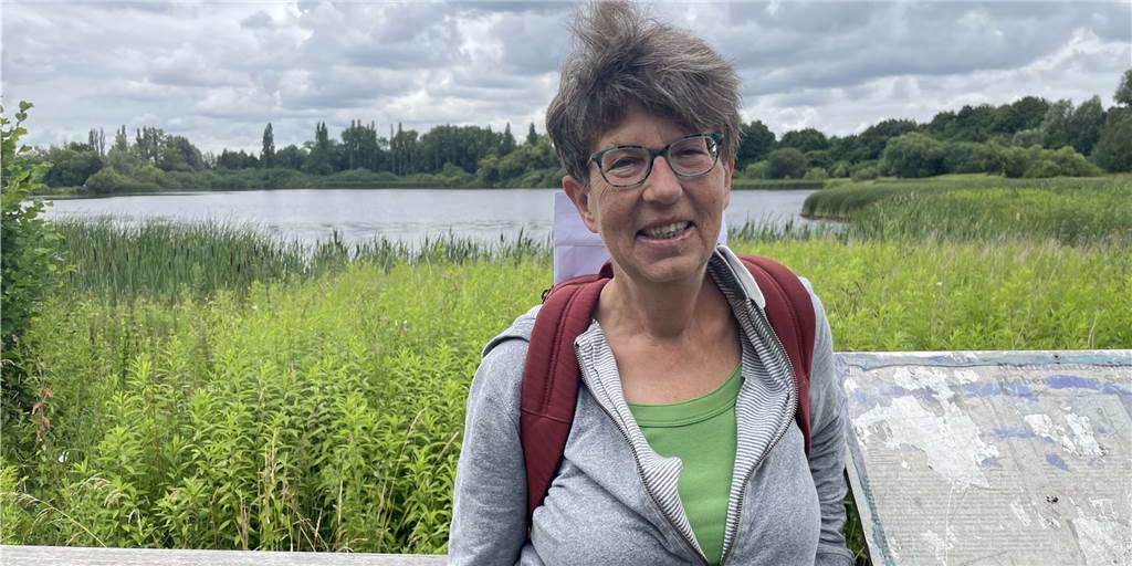 Susanne Schulte, die für „Begegnung vor Ort“ regelmäßig Touren durch Scharnhorst anbietet, steht auf dem Holzsteg am Lanstroper See. Hier endet die Route.
