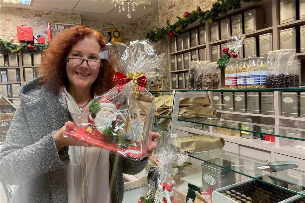 Frau hält Geschenk in der Hand