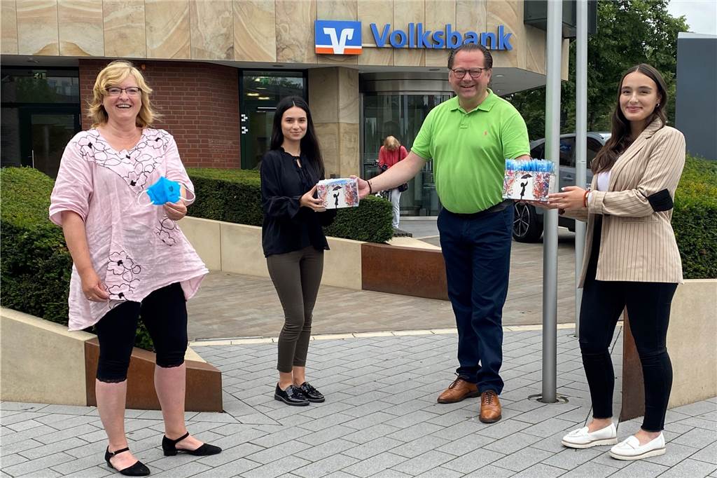 Stiftung von Manuel Neuer verteilt kostenlose FFP2-Masken für Kinder Susanne Stenkamp, Demet Agyar, Hendrik Schulze-Oechtering und Dijana Savic bei der Übergabe der Masken an die Vereinte Volksbank in Dorsten.