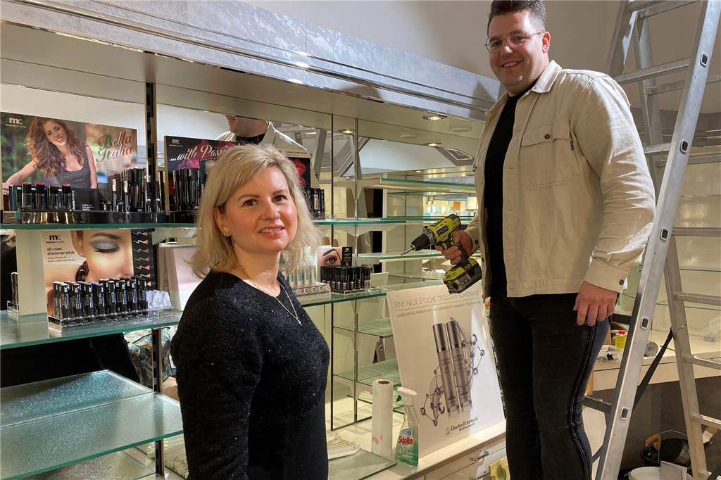 „Kleine Motte“ nimmt Kurs auf die Altstadt: Kindermode und Kosmetik Susanne und Sebastian Döpping haben bis zur Eröffnung noch alle Hände voll zu tun.