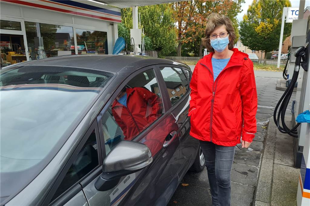 Susanne Warniau beim Tanken
