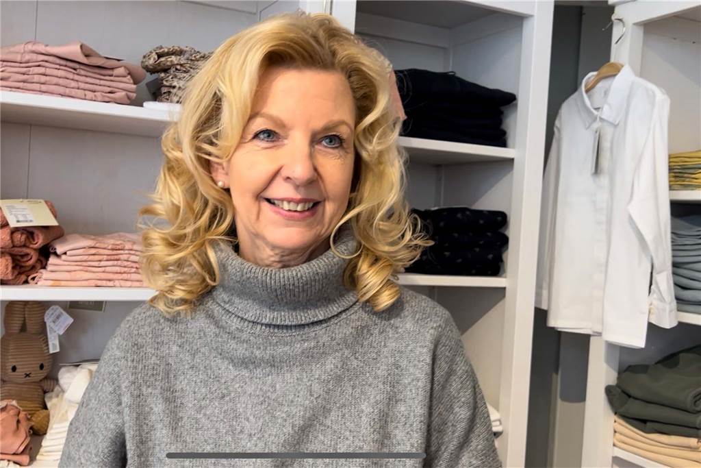 Ende der Maskenpflicht: Viele Kunden behalten Mundschutz auf (mit Video) Susanne Wenzel steht in Dorsten vor einem Regal mit Bekleidung für Kinder.