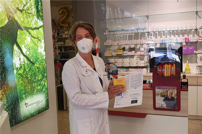 Digitaler Impfpass in Herbern problemlos angelaufen in Westerwinkel-Apotheke Susanne Wienzek, Inhaberin der Westerwinkel Apotheke, freut sich, dass die Eintragung in den digitalen Impfpass problemlos funktioniert.