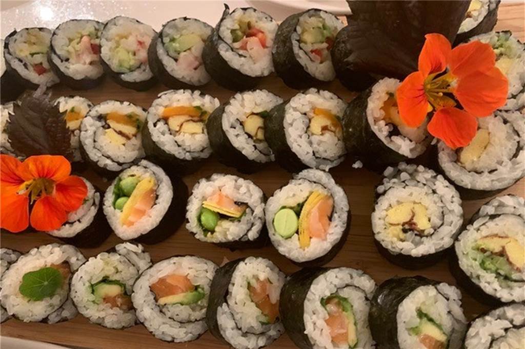 Keine Angst vor scharfen Messern: Wie man mit Kindern kocht Sushi muss man nicht unbedingt mit Fisch füllen. Kinder mögen die Röllchen mit Gurke oder Fleisch.