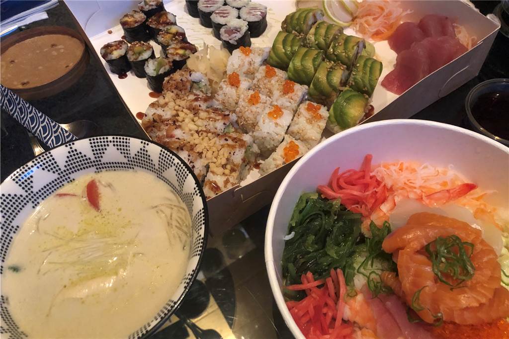 Sushi, Suppe, Bowl und Nachtisch geliefert von "Die Lieferbar".