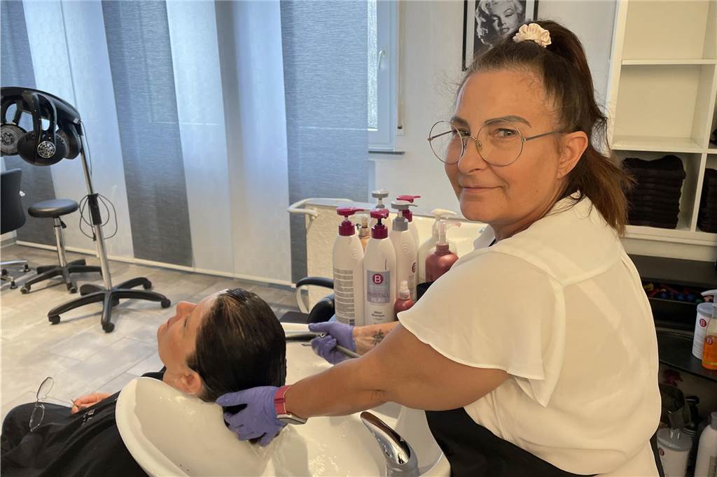 Im „Abschnitt 34“ werden Kunden in ehemaligen Zahnarzt-Stuhl frisiert Susi (Susanne) Baseursinus (57) ist neue Mitarbeiterin im Team von Ulrike Wernicke. Zuvor hat sie im mittlerweile geschlossenen Salon „Rosa und Schwarz“ in Oespel gearbeitet.