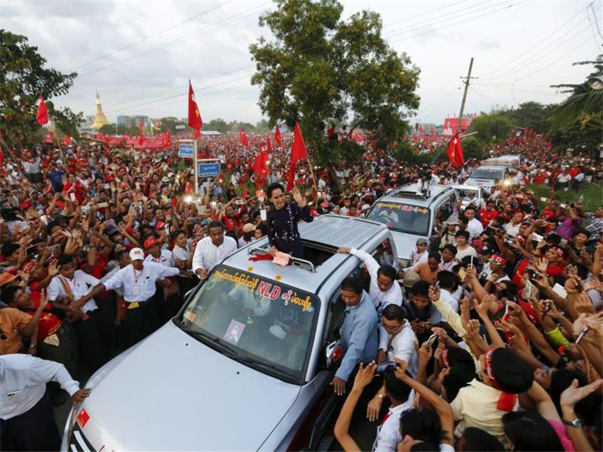 Tausende feiern Suu Kyi vor Wahlen in Myanmar wie Siegerin Suu Kyi stand bis 2010 fast 15 Jahre unter Hausarrest. Foto: Lynn Bo Bo
