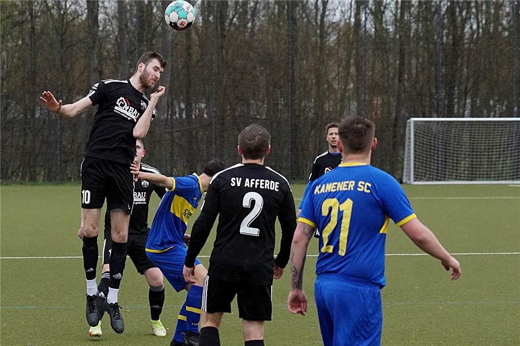 Kurze Nacht kann SV Afferde nicht aufhalten SV Afferdes Marvin Bremkes (l.) setzt sich im Kopfballduell durch.