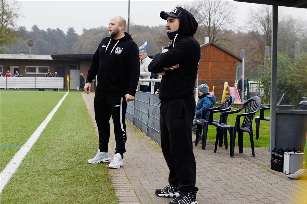 SV Bossendorf II: Weil Domenik Hülsbusch seit Herbst 2024 Teil des Trainerteams der ersten Mannschaft ist, coachen seitdem David Francisco (v.) und Marc Bachor (h.) den C-Ligisten.