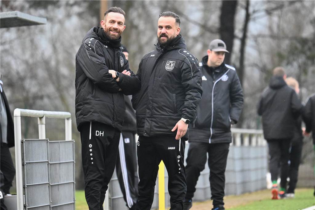 SV Bossendorf: Seit 1. Januar 2025 ist Granit Gashi (r.) gemeinsam mit Domenik Hülsbusch, der schon zuvor zum Interimstrio gehörte, Trainer des B-Ligisten. Unterstützt werden die beiden noch vom spielenden Co-Trainer Jan Kruschwitz.