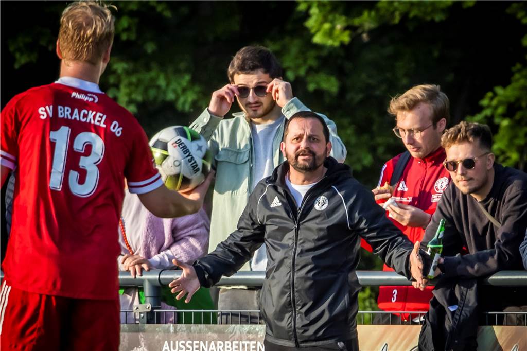Dortmunder Löwen blamieren den großen Ortsnachbarn SV Brackel 06 und ziehen ins Finale ein SV Brackels Trainer Giovanni Schiattarella konnte von außen machen was er wollte, sein Team fand nicht in die Spur.