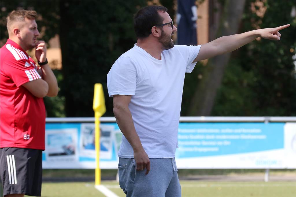 Dortmunder Löwen und VfR Sölde im Finale - Brackel 06 verliert Derby und Kaiserau einen Spieler SV Brackels Trainer Giovanni Schiattarella spielt mit seinem Team am Sonntag um Platz drei.