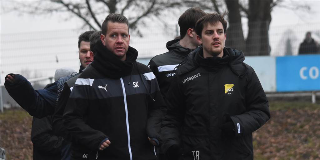 SV Frömern fühlt sich benachteiligt und steht mächtig unter Zugzwang: Ein Sieg ist Pflicht SV Frömerns Sebastian Kurt (vorne, l.) fordert in den restlichen Hinrundenspielen noch „sechs bis neun Punkte“ von seiner Mannschaft.