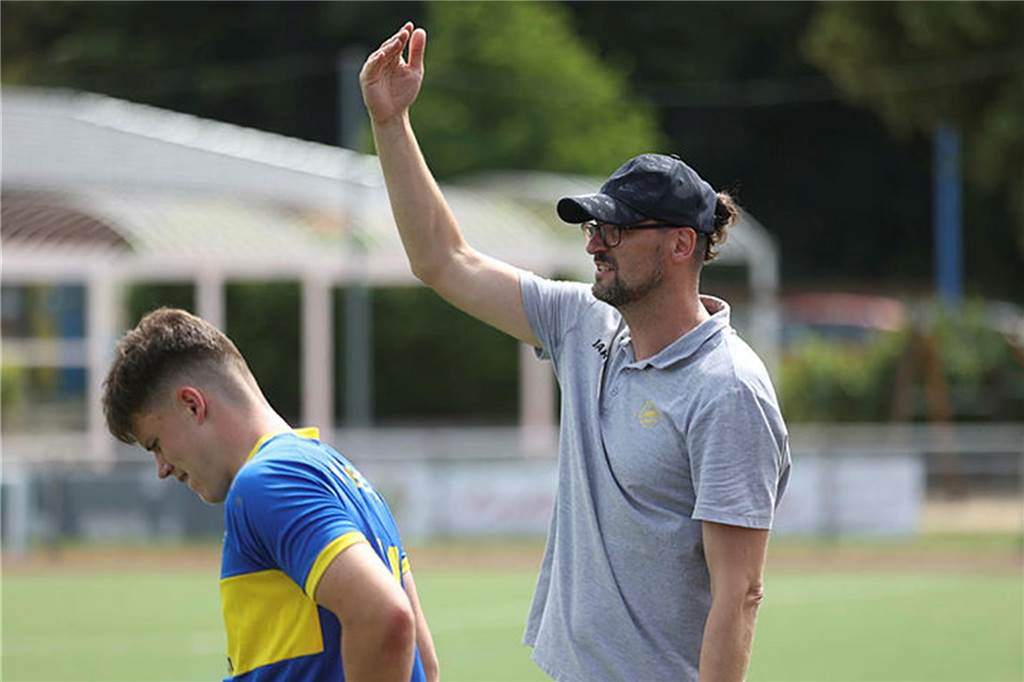 SG Gahmens Rückzug wäre nicht der Erste: Thomas Berndsen klärt über Bezirksliga 8 auf SV Herberns Trainer Oliver Glöden am Spielfeldrand.
