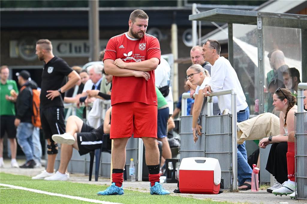 SV Hullern: Ständig spielen kann Marco Masannek seit seiner Verletzung im Sommer 2023 nicht mehr, ab und an zieht er die Schuhe aber noch mal an. Seit August 2023 coacht er den SV Hullern als Nachfolger von Christoph Bafs-Dudzik, den er vorher schon als spielender Co-Trainer unterstützte.