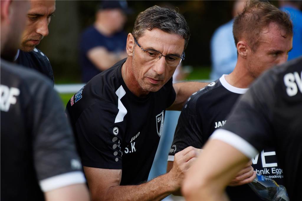 SV Lippramsdorf: Als Sven Kmetsch 2021 den damaligen Bezirksligisten übernahm, betrat der ehemalige Spieler des FC Schalke 04 damit Neuland; der LSV war seine erste Station im Amateurfußball und ist das noch immer. Mittlerweile bestreitet er mit dem heutigen A-Ligisten seine vierte Saison.