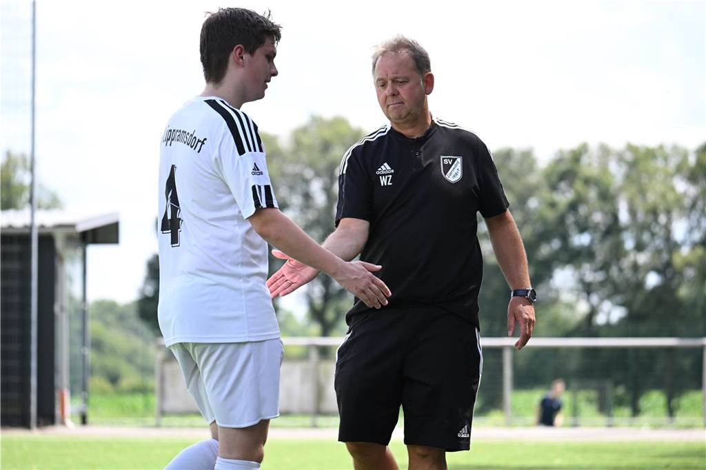 SV Lippramsdorf II: Im Sommer 2023 stieß Wolfgang Zernahle (r.) zum Trainerteam des zuvor in die C-Liga abgestiegenen LSV II. Gemeinsam mit Daniel Brormann und Maik Schön coacht er das Team. Letzterer kam im Sommer neu dazu, nachdem Michael Homann aufgehört hatte. Im kommenden Sommer wird es wieder Veränderungen geben: Zernahle übernimmt die Frauen von GW Hausdülmen.