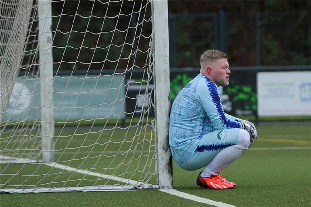 SV Stockum gewinnt Zitterpartie trotz Eigentor: „Waren am schwimmen“ Andreas Betke lehnt sich am Torpfosten an.