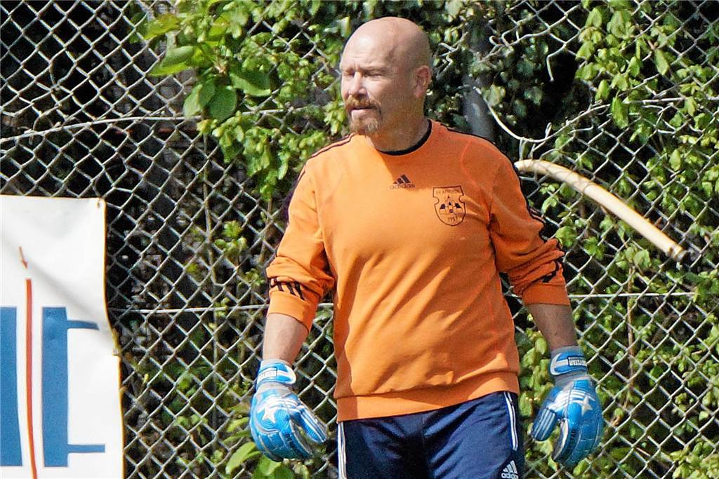 SV Afferde wartet auf zwei „Granaten“ - und stellt zwei altbekannte „Neue“ vor SVA-Coach Dirk „Pantani“ Franke musste in der Vergangenheit auch schon mal als Keeper aushelfen.