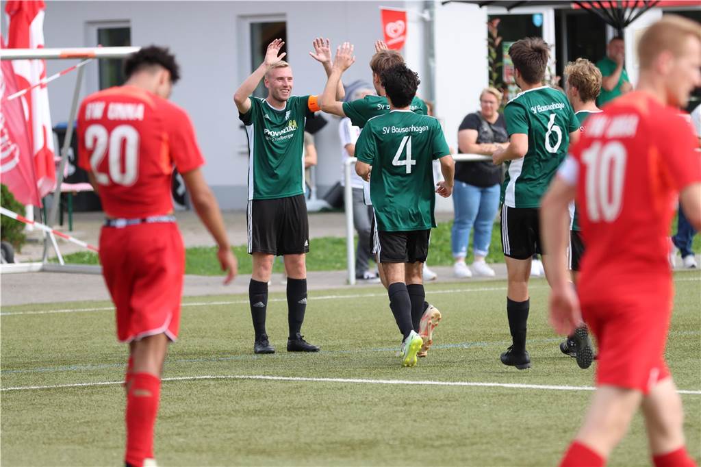 RWU-Coach ärgert sich über „verschenkte Punkte“ SVB-Kapitän Matthias Wegener bejubelt mit seinen Mitspielern die zwischenzeitliche 2:1-Führung.
