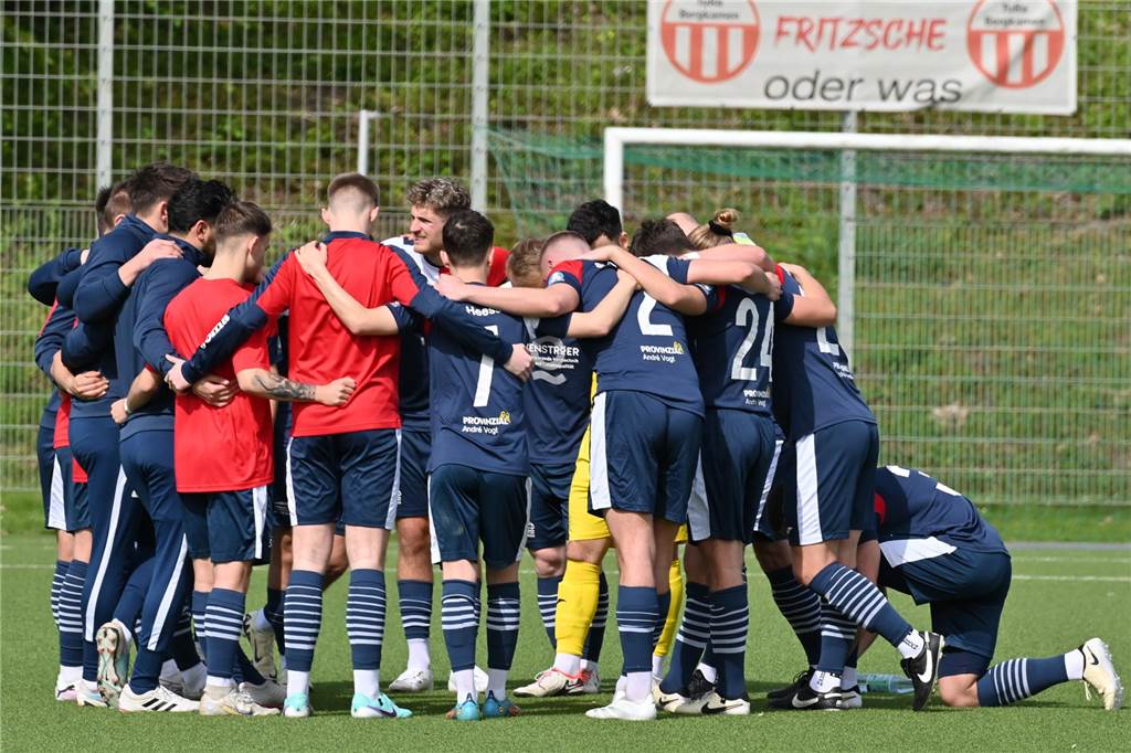 SVE Heessen vor neuen Aufgaben: „Haben vorher nicht damit gerechnet“ Mannschaft steht im Kreis zusammen