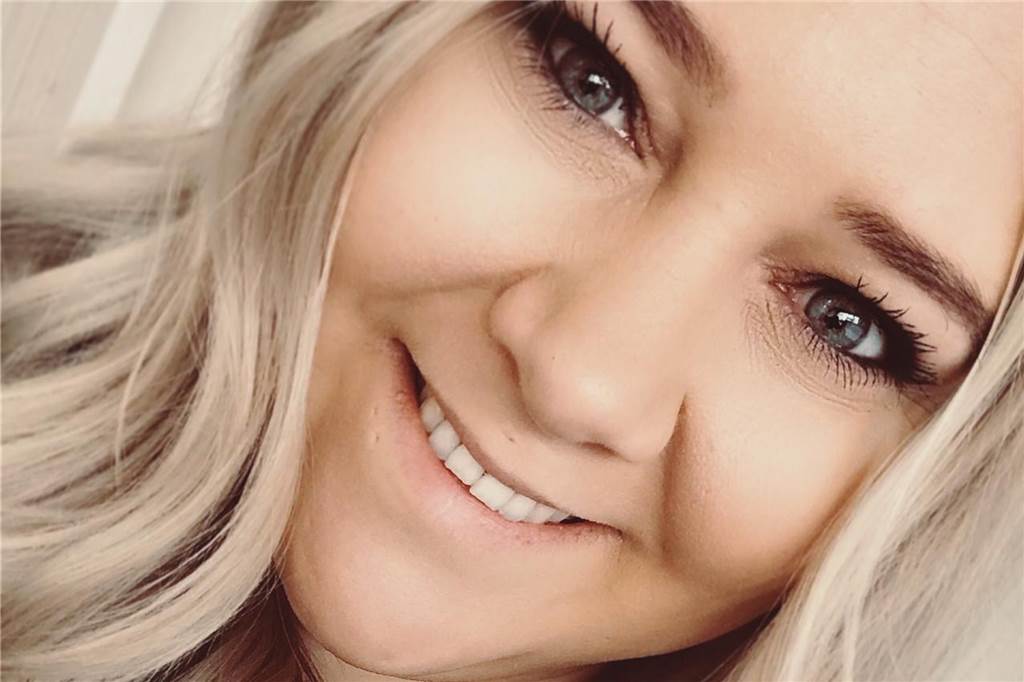 Hunderte Anfragen und Preiserhöhungen - Frisöre nach der Corona-Auszeit Svea Reetz (28) arbeitet alleine in ihrem Salon "Der Friseur" in Kirchlinde. "Bei den Abstandsregeln habe ich da etwas einfacher.“