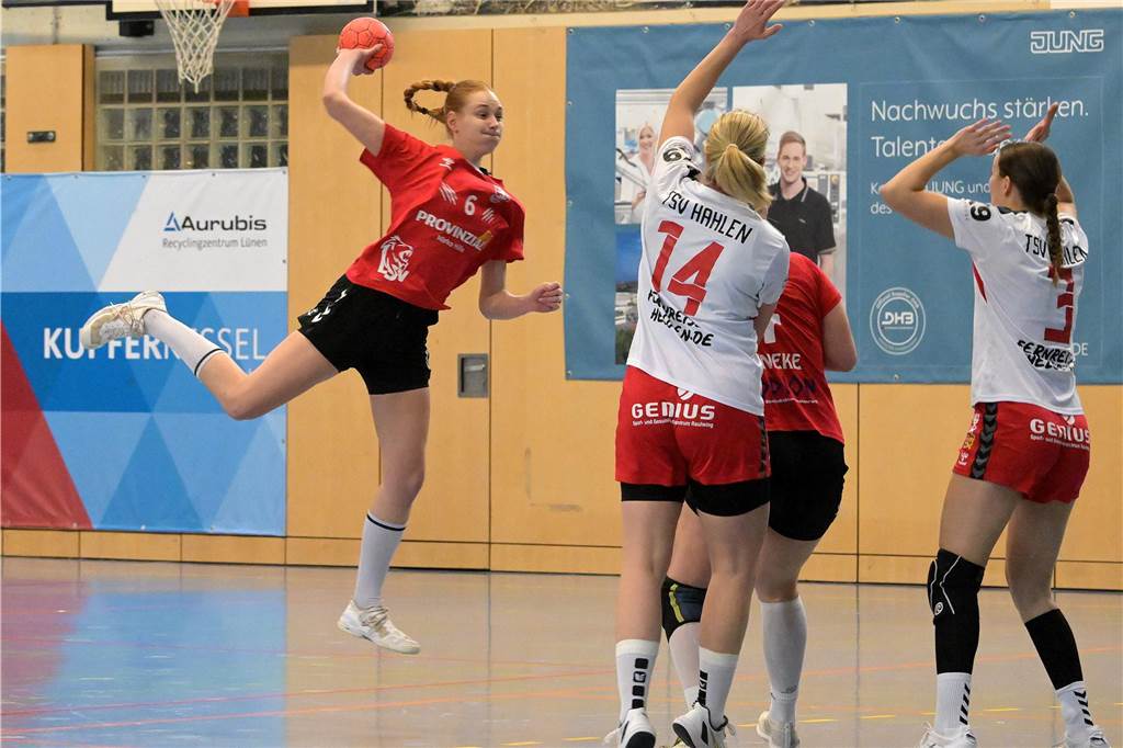 Lüner SV, VfL Brambauer und JSG-Mädchen feiern wichtige Siege Svea Renhof beim Sprungwurf.