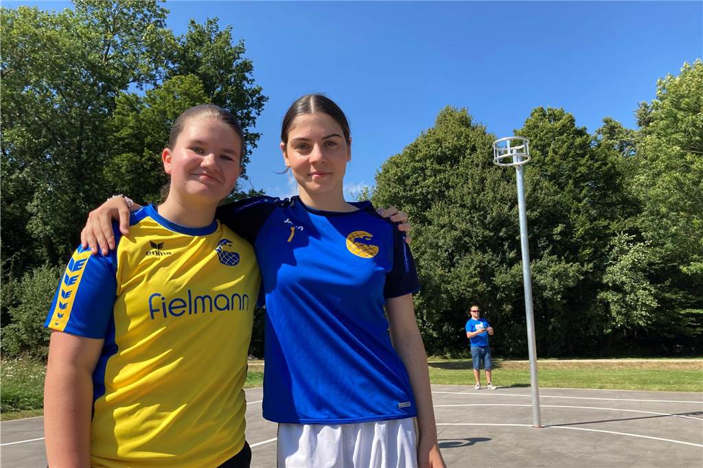 Großer Besucher-Andrang: Daumen hoch für neuen Superspielplatz Svea Wasielak (l.) und Cassandra Treffts (r.) vom Korfballverein Adler Rauxel e.V. weihen das neue Korfball-Feld ein.