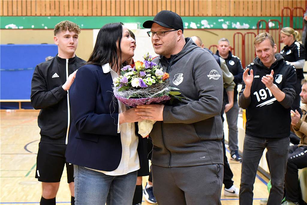 Sechs Rote Karten in Marl, keine in Dorsten: Die Bilanz der Hallenstadtmeisterschaft Sven de Witt erhält einen Blumenstrauß
