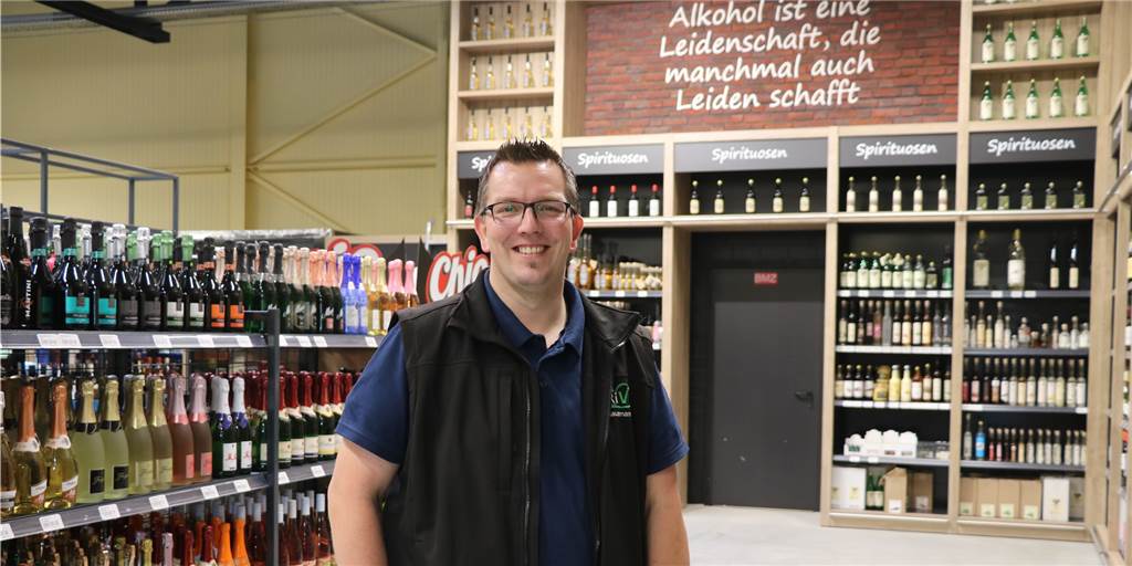 Raiffeisen-Markt: Erster Schritt zur großen Neueröffnung Sven Hausmann, Leiter des Getränkemarktes,