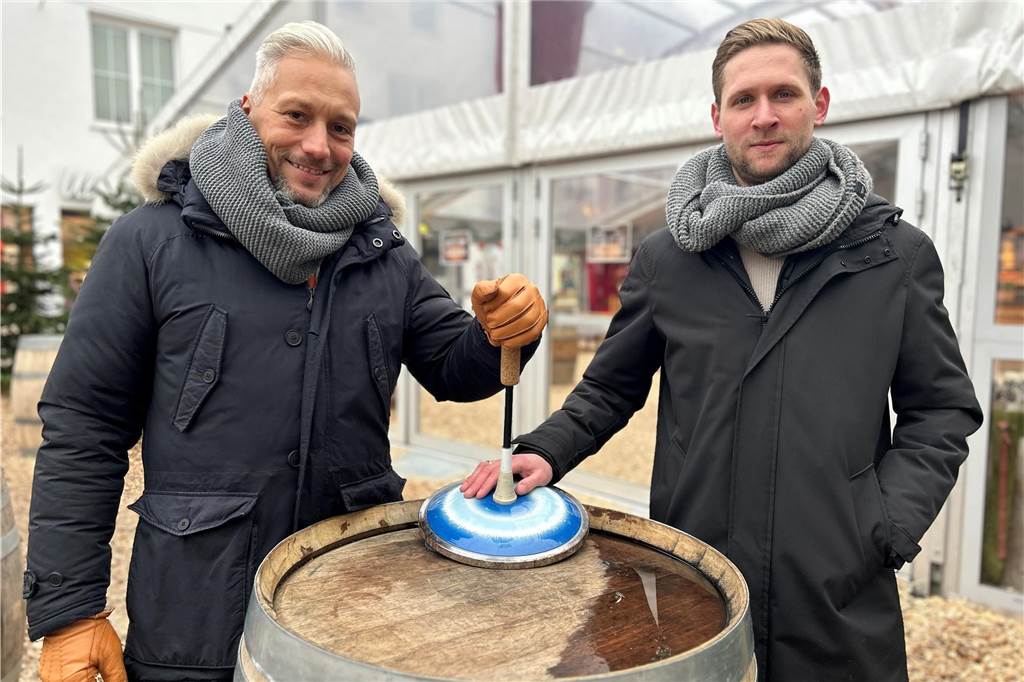 Sven Hecker (links) und Andre Schult (rechts) gehören zum Vorstand des 1. Asphalt- und Eisstock Vereins Dorsten.