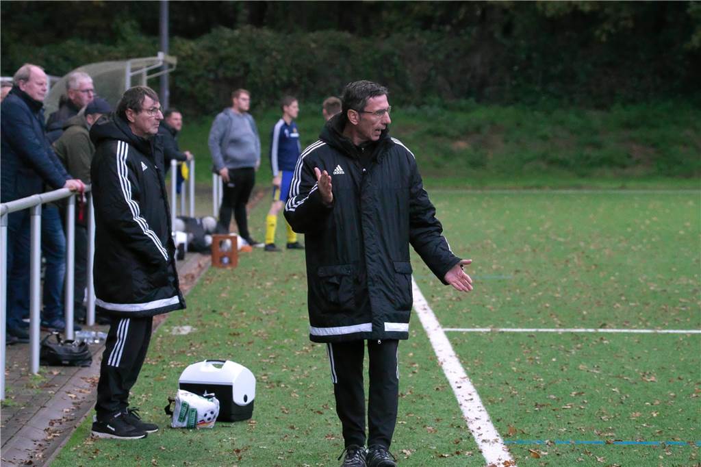 Sven Kmetsch (r.) bekommt in der Rückrunde Unterstützung von Andre Janoschka als Co-Trainer. Physio Norbert Bee (l.) hat derweil seine Zusage für die kommende Saison gegeben.