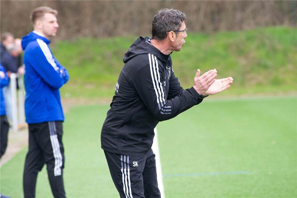 Lippramsdorfer will wieder in der Ersten angreifen: Fünf Talente sollen langsam reinschnuppern Sven Kmetsch und der SV Lippramsdorf binden einige junge Talente aus der JSG mit dem ETuS Haltern in die erste Mannschaft ein.