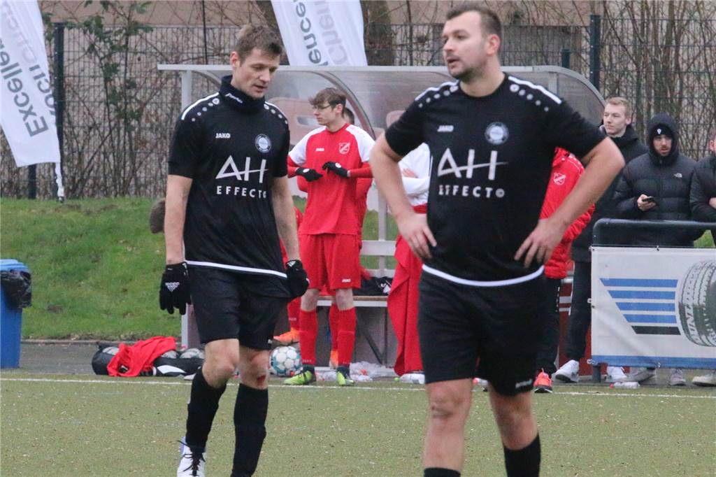 VfL-Reserve mit Remis gegen C-Liga-Spitzenreiter: „Das war eine Vollkatastrophe“ Sven König (links) spielte nach einigen Wochen wieder einmal von Beginn an für den VfL Kamen und hielt die Abwehr zusammen.