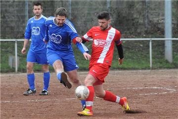 Sven Kremer (mit Binde) gehört als Kapitän zu den wenigen Konstanten im Team von Wacker II.