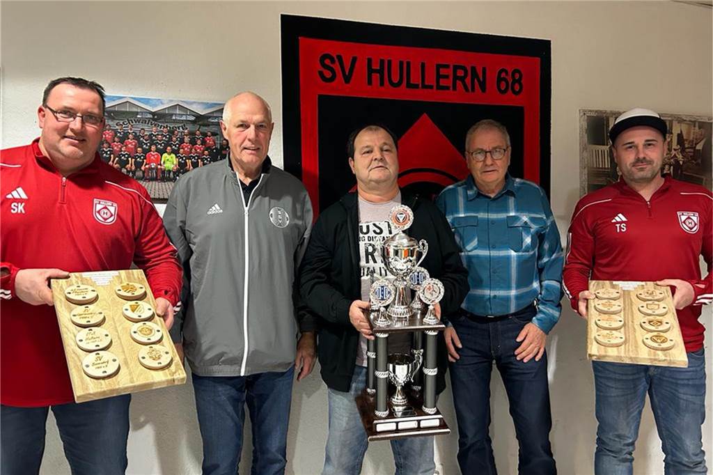 Sven Kroner (l.) und Thomas Sczendzina (r.) von Ausrichter SV Hullern präsentieren die neuen Loskugeln, die bei der Auslosung der Hallenfußball-Stadtmeisterschaft 2023 erstmals zum Einsatz kamen. Martin Reismann (M.) war von Titelverteidiger TuS Haltern am See vor Ort und Willi Ebers (2.v.l.) sowie Hans-Peter Klauke (2.v.r.) nahmen für den Stadtsportverband an der Auslosung teil.