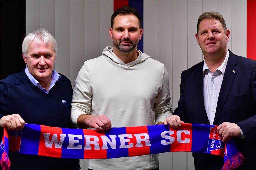 Werner SC findet Nachfolger für Kurtulus Öztürk: Neuer Trainer ist frisch nach Werne gezogen Sven Pahnreck (M.) wurde am Donnerstagabend beim Werner SC vom Fußball-Vorsitzenden Thomas Overmann (l.) und seinem designierten Nachfolger Dirk Abdinghoff vorgestellt.