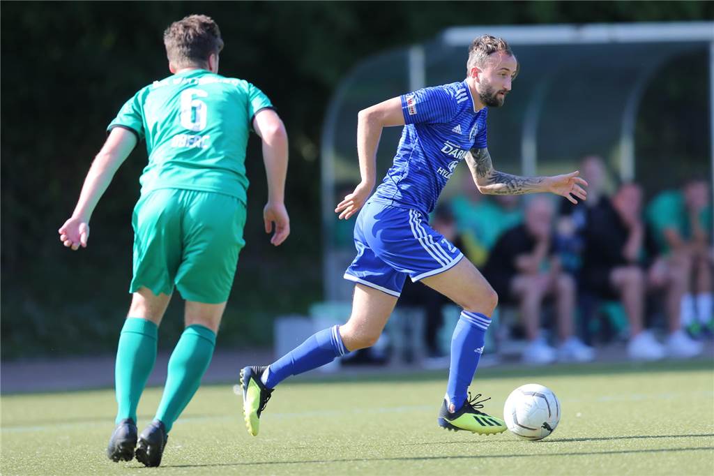 Ex-Regionalliga-Spieler wechselt innerhalb der Stadt: Der kickte für etliche Dortmunder Klubs Sven Ricke (am Ball) spielte auch schon für den SV Wacker Obercastrop.