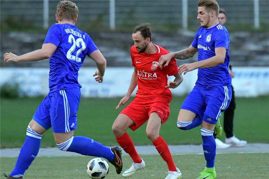 FC Frohlinde bastelt an Rettung: Ex-Wacker Mann kommt zur Brandheide Sven Ricke behauptet sich gegen zwei Gegenspieler.