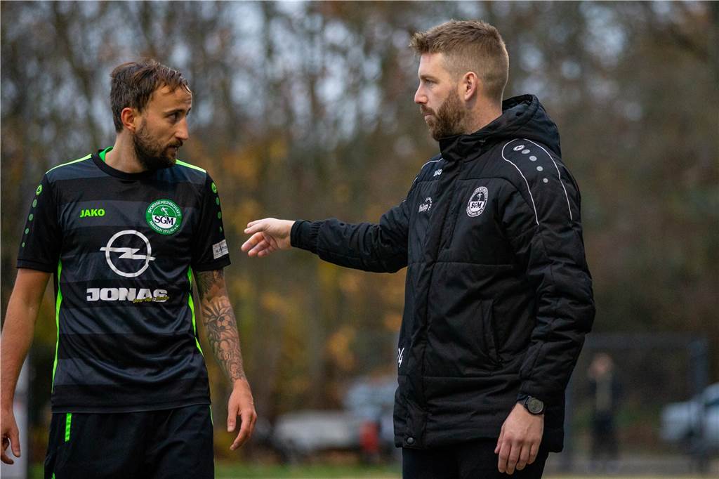 Ex-Regionalliga-Kicker verlässt SG Massen: Winterwechsel geplant - Komplizierter Ablösepoker Sven Ricke und Trainer Marco Köhler (r.) gehen getrennte Wege. Der Offensive verlässt die SG Massen.
