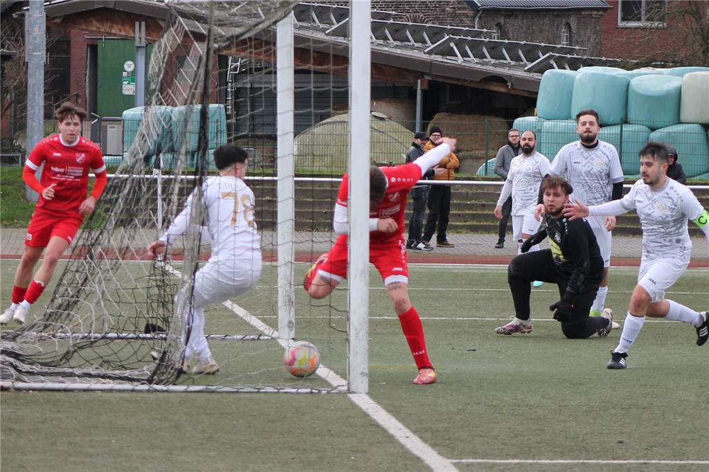 Eigentor leitet Niederlage ein: VfK Weddinghofen ist gegen den FC Overberge chancenlos Sven Steffen trifft zum 2:0 für den FC Overberge.