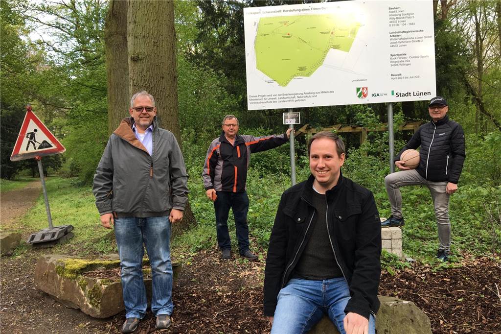 Sven Weber, Udo Kath, Robert Schmidt und Detlef Seiler (v.l.)vom SPD-Ortsvereins Lünen-Beckinghausen freuen sich über die Baumaßnahmen im Volkspark Schwansbell.