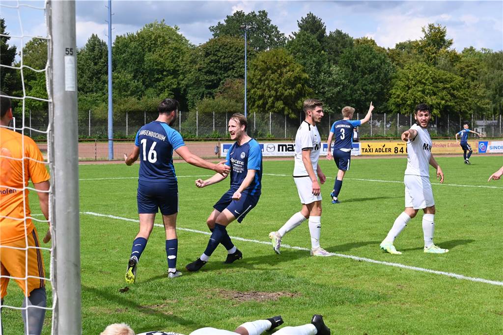 BWW Langenbochum gewinnt gegen VfB Westhofen: Aber die Gefühlslage der Trainer ist verdreht Spieler jubeln