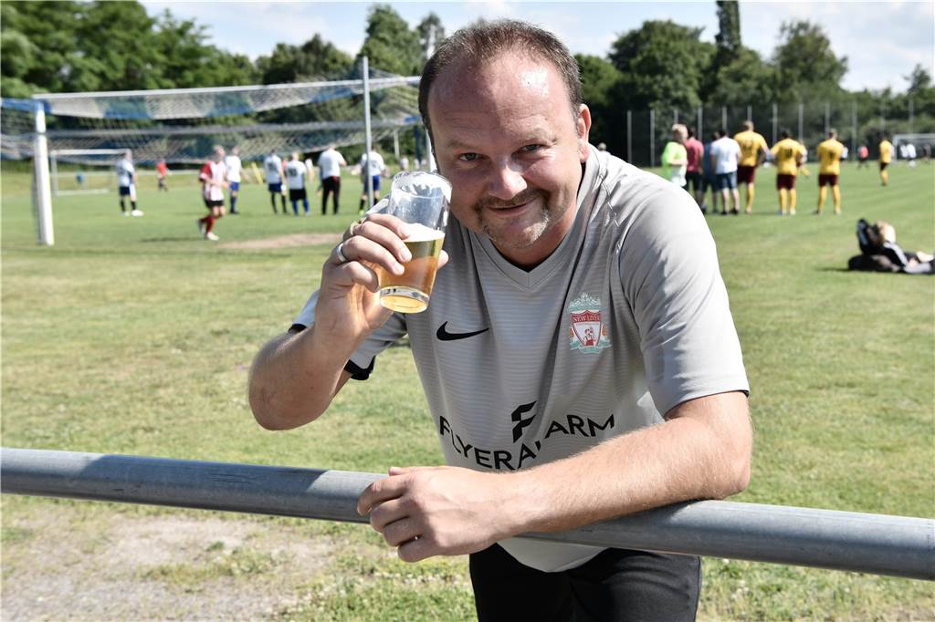 Weltmeister trocknet der alten Dame VfB Habinghorst zum vermiesten Geburtstag die Tränen Sven Wesolowski (45 Jahre), Verantwortlicher für die VfB-Jugend und bereits seit 35 Jahren im Club, organisierte die Möglichkeit für Videobotschaften zum 100. Geburtstag der Habinghorster.