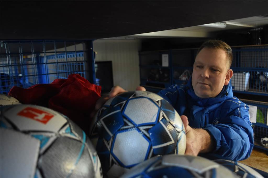 Sven Wiedemann ist beim VfL Kamen für die Ausstattung der zweiten Mannschaft verantwortlich. Er unterstützt das Trainerteam und die Mannschaft als Betreuer.
